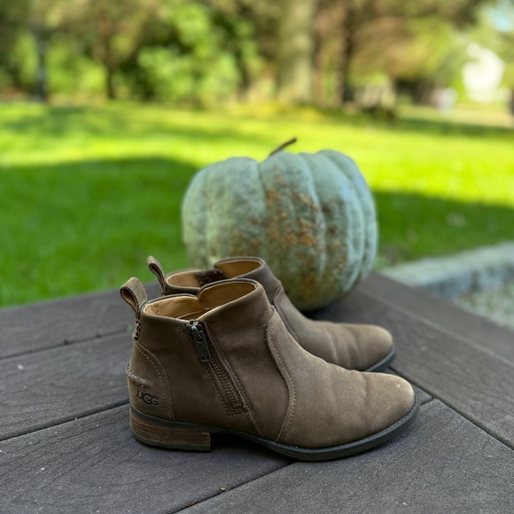 UGG Leather Ankle Boot - Picture 2 of 5